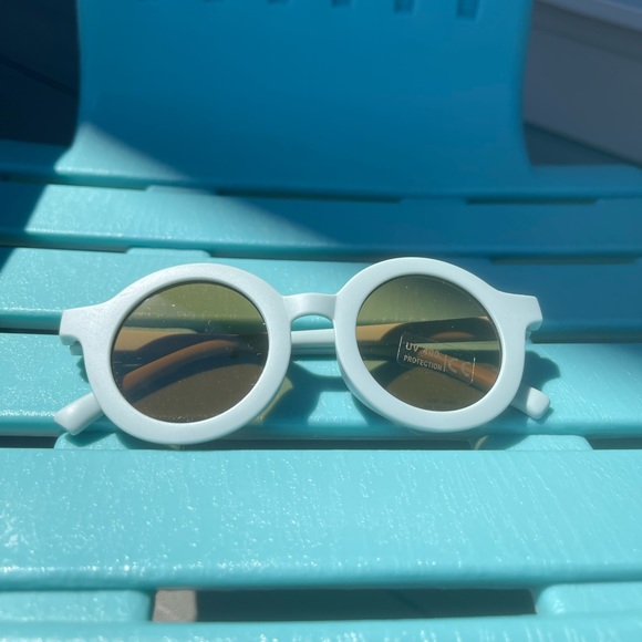 🌈 ☀️ Colorful Insta worthy kids’ sunglasses - Picture 2 of 8